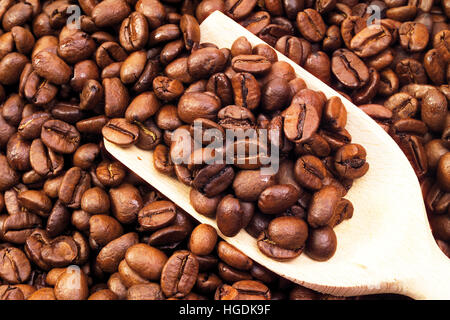 Kaffeebohnen und hölzerne Schaufel Füllung Gesamtbild Stockfoto