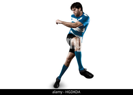 Rugby-Spieler in eine blaue uniform treten. Weißem Hintergrund Stockfoto