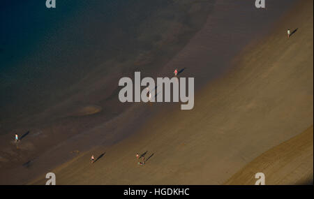 Touristen am Playa de Las Teresitas, San Andres, Teneriffa, Kanarische Inseln, Spanien Stockfoto