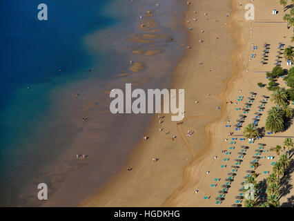 Deck Stühle am Strand Playa de Las Teresitas, San Andres, Teneriffa, Kanarische Inseln, Spanien Stockfoto