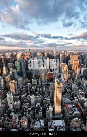 Blick auf Midtown Manhattan Wolkenkratzer aus The Empire State Building, New York City, USA Stockfoto