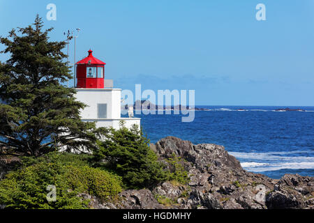 Amphitrite Lighthouse stehen Wache über Barkley Sound, Wild Pacific Trail, Ucluelet, Vancouver Island, Kanada Stockfoto