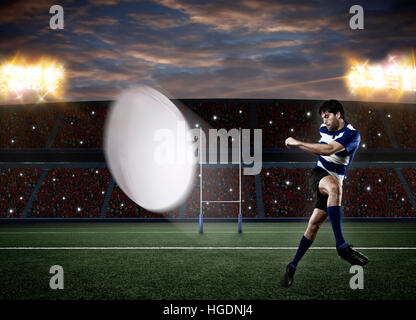 Rugby-Spieler in einer blauen Uniform einen Ball auf einem Stadion. Stockfoto