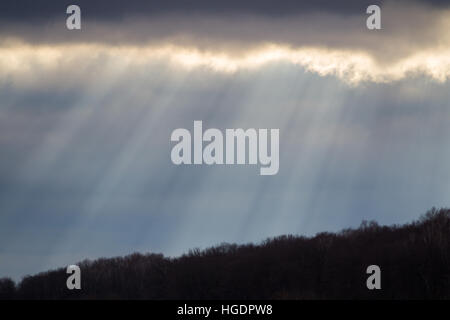 Die Sonnenstrahlen machen ihren Weg durch die Wolken auf Stockfoto