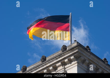 die deutsche Flagge winken Stockfoto