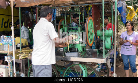 Extrahieren von Zuckerrohrsaft Mapusa Goa Indien Stockfoto