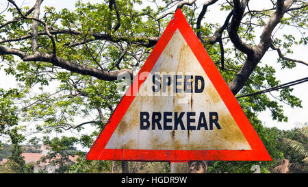 Amüsante englische Rechtschreibung Fehler Straßenschild Goa Indien Stockfoto