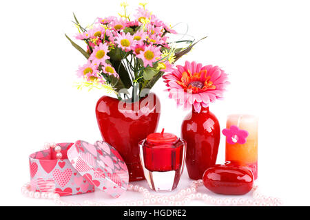 Blumen in Vasen, Glas rotes Herz, Halskette, Geschenkbox und Kerzen, die isoliert auf weißem Hintergrund. Stockfoto