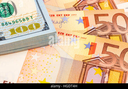 Stapel von 100 amerikanischen Dollarscheine und Euro-Banknoten hautnah Stockfoto