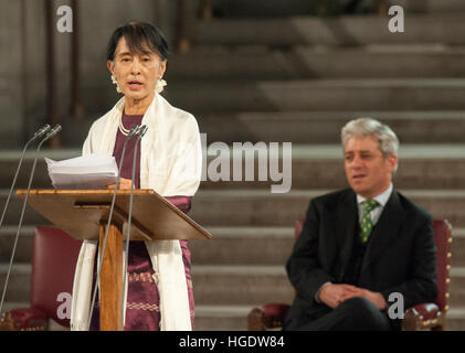 Burmesische demokratische Führer Aung San Suu Kyi Adressen beider Häuser des Parlaments in Westminster in London. Stockfoto