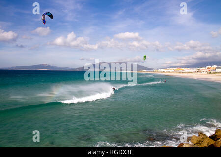 Kitesurfen-Ocean wave Meer Tarifa, Provinz Cadiz, Costa De La Luz, Andalusien, Südspanien. Stockfoto