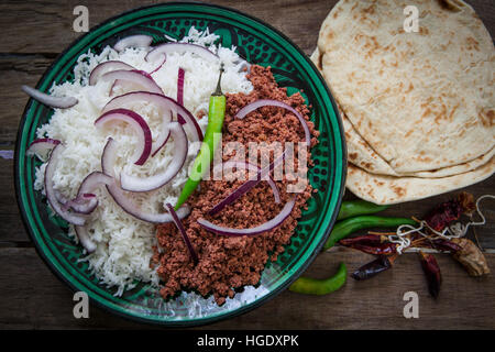 Gehacktes Lamm Fleisch Tandori Stil mit Basmati-Reis und Naan Brot Stockfoto