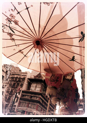 Souvenir-Sonnenschirm hängen außen Shop In Chinatown, NYC, USA Stockfoto