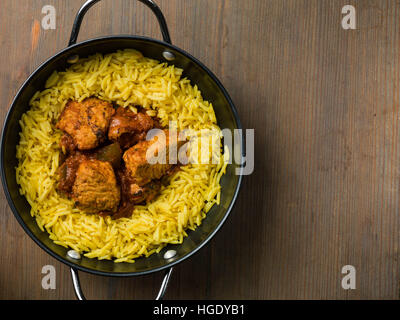 Frisch zubereitete Authentische indische Stil würzig Jalfrezi Huhn Curry serviert mit gelber Reis Pilaw Mahlzeit ohne Menschen und Flach Zusammensetzung Stockfoto