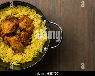 Frisch zubereitete Authentische indische Stil würzig Jalfrezi Huhn Curry serviert mit gelber Reis Pilaw Mahlzeit ohne Menschen und Flach Zusammensetzung Stockfoto