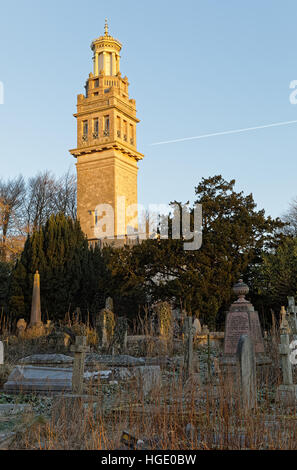 Lansdown Friedhof Grabsteine mit Beckford Tower im Hintergrund Stockfoto