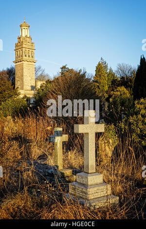 Lansdown Friedhof Grabsteine mit Beckford Tower im Hintergrund Stockfoto