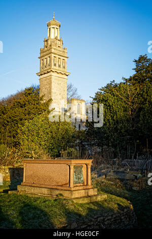 Thomas Beckford Grab im Friedhof Lansdown & seine 120-Fuß-Tower im Hintergrund Stockfoto