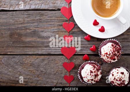 Red Velvet Cupcakes für Valentinstag Stockfoto