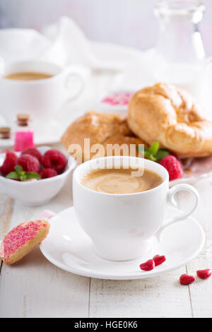 Valentinstag-Frühstück mit Kaffee Stockfoto