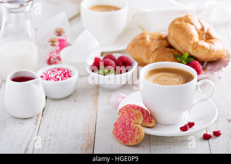 Valentinstag-Frühstück mit Kaffee Stockfoto