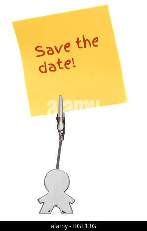 Mann-Figur-Visitenkarten-Etui mit Clip hält eine gelbe Papier-Schuldbrief SAVE THE DATE; isoliert auf weißem Hintergrund, anpassbar Stockfoto