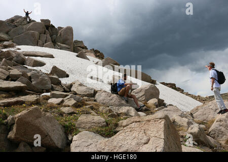 Wanderer auf Colorado Rocky Mountain National Park ridge Stockfoto