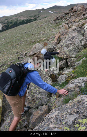 Wanderer auf Colorado Rocky Mountain National Park ridge Stockfoto