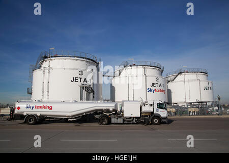 Ein Treibstoff-Tanker am Stuttgarter Flughafen in Stuttgart, Deutschland. Stockfoto