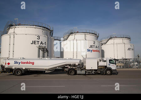 Ein Treibstoff-Tanker am Stuttgarter Flughafen in Stuttgart, Deutschland. Stockfoto