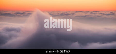 Niedrige Wolke im Morgengrauen von Dunkery Leuchtfeuer, Exmoor National Park, Somerset, England, Stockfoto