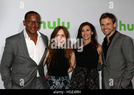 PASADENA, CA - Januar 07: Nyasha Hatendi, Barr, Michaela Watkins, Tommy Dewey an der 2017 Winter TCA Tour - Hulu TCA Winter Tour Pressetag im Langham Hotel am 7. Januar 2017 in Pasadena, California.Credit: David Edwards/MediaPunch Stockfoto