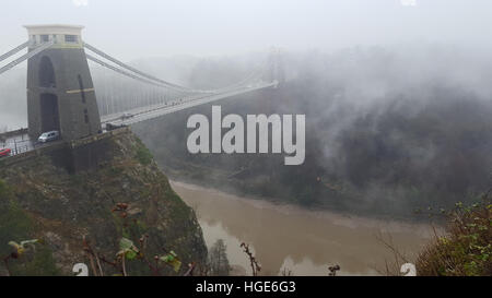 Clifton Suspension Bridge, Bristol, UK. 8. Januar 2016. Großbritannien Wetter. Menschen kommen aus Meilen rund um anzeigen und Welt berühmten Clifton Suspension Bridge zu fotografieren. Heute ist die Brücke von Nebel umgeben. Bildnachweis: Robert Timoney/Alamy Live-Nachrichten Stockfoto