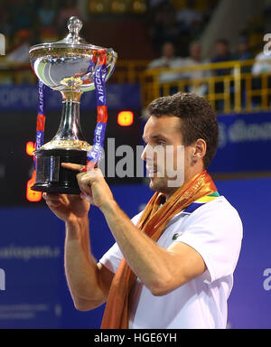 Chennai, Indien. 8. Januar 2017: Chennai Open: Roberto BAUTISTA-AGUT (ESP) stellt mit der Trophäe nach dem Sieg gegen seinen Gegner Daniil Medwedew (RUS) mit 6-3,6-4. in Chennai auf 8. Januar 2017 und wurde zum AIRCEL Chennai OPEN CHAMPION 2017. Bildnachweis: Seshadri SUKUMAR/Alamy Live-Nachrichten Stockfoto