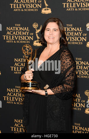 Las Vegas, Nevada, USA. 7. Januar 2017. Sandra Carvalho chief marketing Officer bei Technicolor nimmt die Auszeichnung auf der 68. Technology and Engineering Emmys am 7. Januar 2017 im Bellogio Hotel in Las Vegas, NV. © Foto Zugang/Alamy Live-Nachrichten Stockfoto