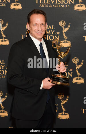 Las Vegas, Nevada, USA. 7. Januar 2017. Steve Canepa von IBM nimmt die Auszeichnung bei der 68. Technology & Engineering Emmy im Bellogio Hotel in Las Vegas, NV am 7. Januar 2017 ist. © Foto Zugang/Alamy Live-Nachrichten Stockfoto