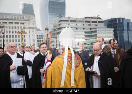 London, UK. 8. Januar 2017. Der Bischof von Croydon Jonathan Dunnett Clark besucht den jährlichen Segen von der Themse und diejenigen, die es im Zentrum von London Bridge, mit Klerus und Gemeinden von St. Magnus die Märtyrer in der Stadt und Southwark Cathedral am Südufer. Nach einem Gottesdienst ist ein einfache hölzerne Kreuz von der Brücke in den Fluss geworfen. Dies ist eine neue Tradition, die erst vor ein paar Jahren gegründet. © Auf fotografischen Blick/Alamy Live News Stockfoto