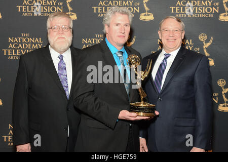 Las Vegas, Nevada, USA. 7. Januar 2017. Dan Wilson, Bruce Anderson und Patrick Sheenan von INVIDI akzeptieren die Auszeichnung auf der 68. Technology and Engineering Emmys am 7. Januar 2017 im Bellogio Hotel in Las Vegas, NV. © Foto Zugang/Alamy Live-Nachrichten Stockfoto