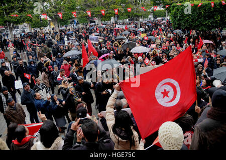 (170108)--TUNIS, 8. Januar 2017 (Xinhua)--Menschen demonstrieren gegen Rückgabe der Terroristen in Tunis, Hauptstadt von Tunesien, 8. Januar 2017. Am 3. Januar gesagt tunesischen Innenminister Hedi Majdoub 800 Terroristen, darunter 30 Frauen aus den Konfliktgebieten von 2012 bis 2016 in das Land zurückgekehrt sind. (Xinhua/Adele) (Zhf) Stockfoto