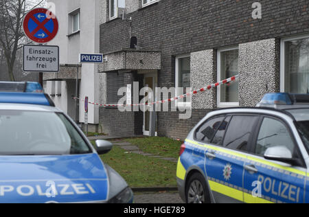 Duisburg, Deutschland. 8. Januar 2017. Polizei Autos stehen vor dem Eingang zur Polizeistation Rheinhausen in Duisburg, Deutschland, 8. Januar 2017. An der Station erschossen früheren Polizei einen Mann mit einem Messer bewaffnet. Laut der Staatsanwaltschaft ein Mann mittleren Alters trat die Station in Rheinhausen am Samstag kurz vor Mitternacht, zog ein Messer und wurde anschließend durch mehrere Schüsse aus einer Waffe der Polizei getötet. Foto: Caroline Seidel/Dpa/Alamy Live News Stockfoto