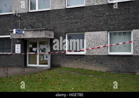 Duisburg, Deutschland. 8. Januar 2017. Ein Absperrband hängen vor dem Eingang zur Polizeistation Rheinhausen in Duisburg, Deutschland, 8. Januar 2017. An der Station erschossen früheren Polizei einen Mann mit einem Messer bewaffnet. Laut der Staatsanwaltschaft ein Mann mittleren Alters trat die Station in Rheinhausen am Samstag kurz vor Mitternacht, zog ein Messer und wurde anschließend durch mehrere Schüsse aus einer Waffe der Polizei getötet. Foto: Caroline Seidel/Dpa/Alamy Live News Stockfoto