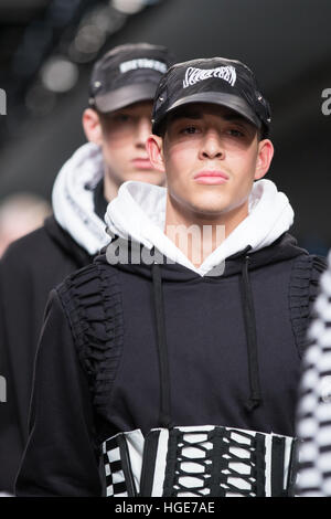 Der Strand, London, UK. 8. Januar 2017. KTZ präsentieren ihre Kollektion Herbst-Winter-2017. © Chris Yates / Alamy Live News Stockfoto