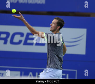 Chennai, Indien. 8. Januar 2017: Chennai Open: Daniil Medwedew (RUS) dient seinen Gegner Roberto BAUTISTA-AGUT (ESP) von 3,6-6-4 besiegt habe. in Chennai auf 8. Januar 2017 und die Läufer von AIRCEL Chennai OPEN 2017 wurde. Bildnachweis: Seshadri SUKUMAR/Alamy Live-Nachrichten Stockfoto