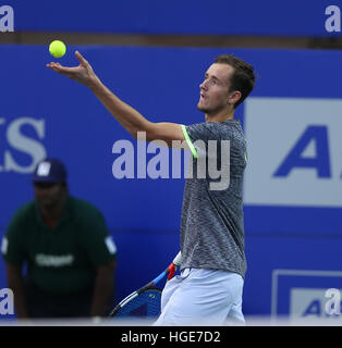 Chennai, Indien. 8. Januar 2017: Chennai Open: Daniil Medwedew (RUS) dient seinen Gegner Roberto BAUTISTA-AGUT (ESP) von 3,6-6-4 besiegt habe. in Chennai auf 8. Januar 2017 und die Läufer von AIRCEL Chennai OPEN 2017 wurde. Bildnachweis: Seshadri SUKUMAR/Alamy Live-Nachrichten Stockfoto