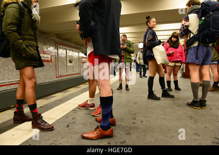 Passanten können ohne Hose in einer u-Bahnstation während der Aktion "U-Bahn-Fahrt ohne Hosen" in Berlin, Deutschland, 8. Januar 2017 gesehen werden. Am Sonntag in Berlin folgten etwa 200 Menschen in Übereinstimmung mit der Call-Out unter dem Motto "U-Bahn-Fahrt ohne Hosen". Sie trafen sich bei der u-Bahnstation Frankfurter Allee, von dort aus reiste sie durch die deutsche Hauptstadt in mehreren Gruppen auf verschiedenen Routen. Auf ihren Oberkörper und an den Füßen trugen die Teilnehmer ihre normale Winterkleidung, jedoch auf ihre unteren Hälften sie nur Boxershorts, Hotpants oder Slip trug. Foto: Maurizio Gamba Stockfoto