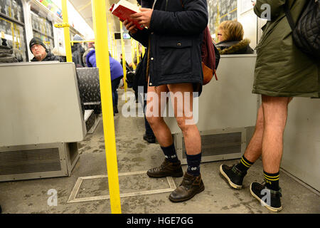 Passanten können ohne Hose in einer u-Bahn während der Aktion "U-Bahn-Fahrt ohne Hosen" in Berlin, Deutschland, 8. Januar 2017 gesehen werden. Am Sonntag in Berlin folgten etwa 200 Menschen in Übereinstimmung mit der Call-Out unter dem Motto "U-Bahn-Fahrt ohne Hosen". Sie trafen sich bei der u-Bahnstation Frankfurter Allee, von dort aus reiste sie durch die deutsche Hauptstadt in mehreren Gruppen auf verschiedenen Routen. Auf ihren Oberkörper und an den Füßen trugen die Teilnehmer ihre normale Winterkleidung, jedoch auf ihre unteren Hälften sie nur Boxershorts, Hotpants oder Slip trug. Foto: Maurizio Gambari Stockfoto