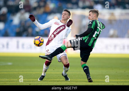 Reggio Emilia, Italien. 8. Januar 2017. Antonio Barreca (links) von Torino FC und Federico Ricci von uns Sassuolo kämpfen um den Ball in die Serie A Fußballspiel zwischen uns Sassuolo und Torino FC. Das Endergebnis des Spiels ist 0-0. © Nicolò Campo/Alamy Live-Nachrichten Stockfoto