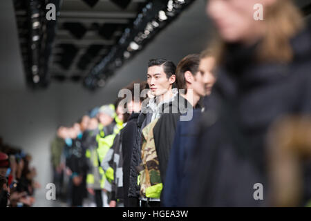 Der Strand, London, UK. 8. Januar 2016. Christopher Raeburn präsentiert seine Herbst-Winter-2017 Sammlung. © Chris Yates / Alamy Live News Stockfoto