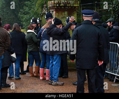 Sandringham, Norfolk, Großbritannien. 8. Januar 2017. HM Königin Elizabeth II zur Kirche in Sandringham. Sandringham, Norfolk, Großbritannien. 08.01.2017 Polizisten führen Suchanfragen auf Mitglieder der Öffentlichkeit, bevor sie für die Mitglieder der königlichen Familie warten. HM Königin Elizabeth II endlich zum ersten Mal in diesem Jahr galt wie sie anderen Mitgliedern der königlichen Familie verbunden, da sie die St. Maria Magdalena Kirche Sonntag-Morgen-Service in Sandringham besuchte. HM Königin Elizabeth II. den Weihnachtstag und neuen Yewars Tag Dienstleistungen teilnehmen konnte nach Leiden mit einer schweren Erkältung. © Paul Marriott Photogra Stockfoto