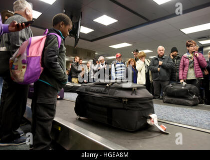 Fort Lauderdale, FL, USA. 8. Januar 2017. FL-Airport-Shooting-FOLO-0108-19: Air Canada Passagiere stehen im Terminal 2 Gepäck Karakal auf der Suche nach ihrem Gepäck Sonntag, 8. Januar 2017, am Fort Lauderdale-Hollywood International Airport. Terminal 2 Gepäckbereich blieb teilweise geöffneten Sunday.Taimy Alvarez, Sun Sentinel © Sun-Sentinel/ZUMA Draht/Alamy Live News Stockfoto